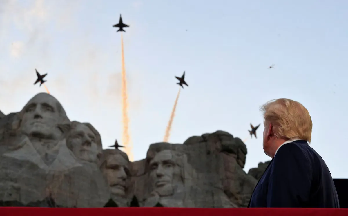 Трамп відвідує захід з нагоди Дня незалежності на горі Рашмор у 2020 році.